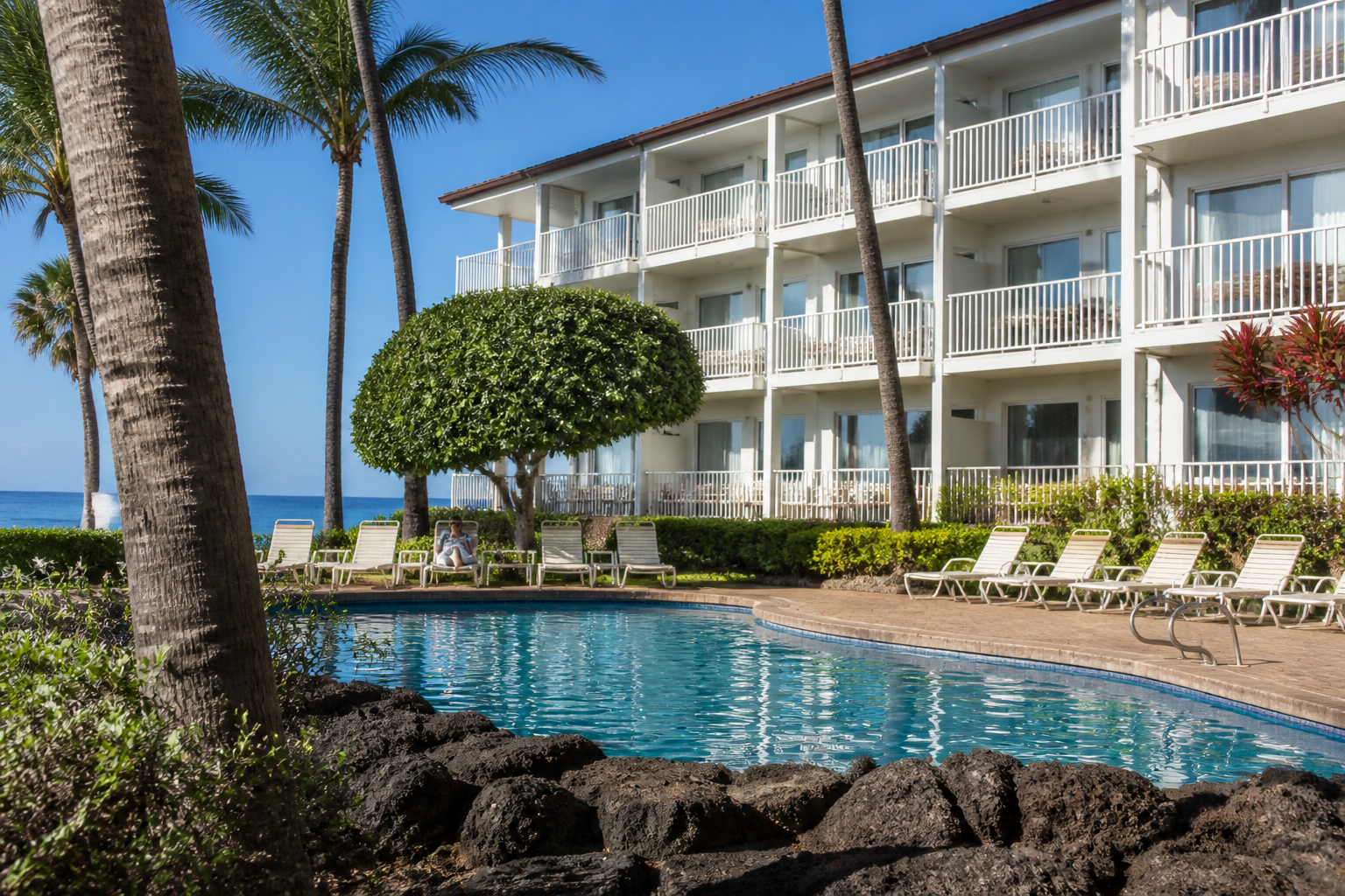 Exterior of a top-rated hotel in Kihei, Maui near South Maui's beaches